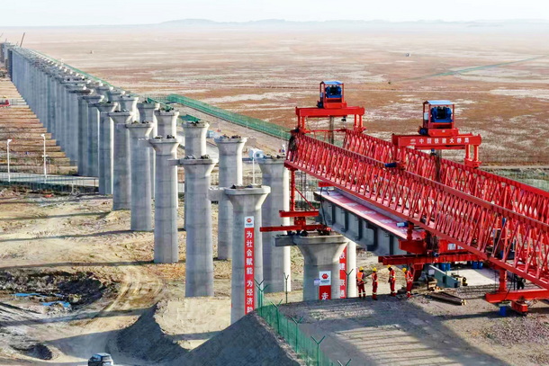图为中蒙第二条跨境铁路中国段首片预制T梁架设现场1